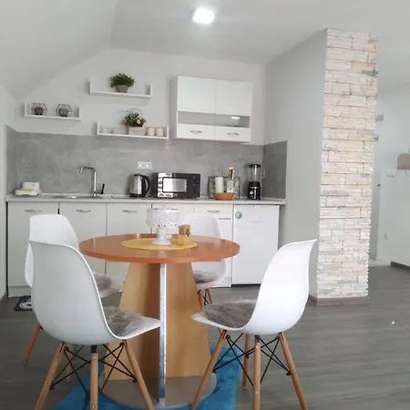 Apartment House White Hill